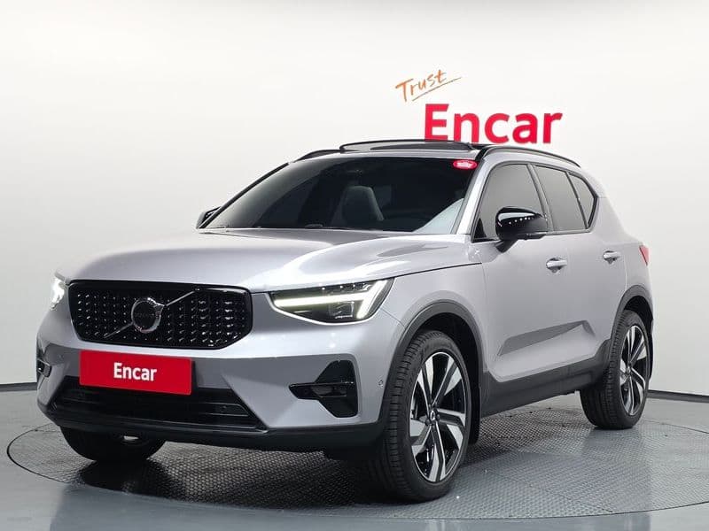 2026 Volvo XC40 B4 Ultra Dark photo 1