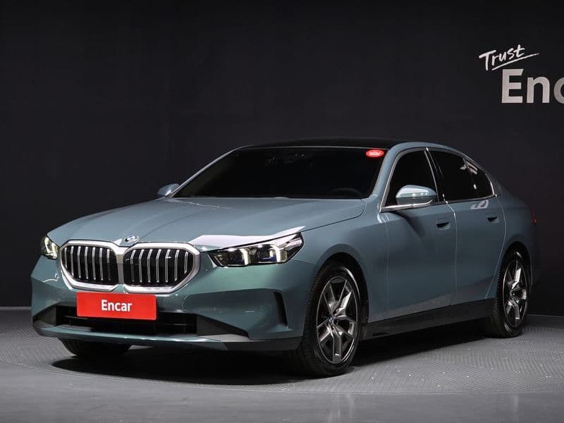 2024 BMW 5 Series 520i photo 1