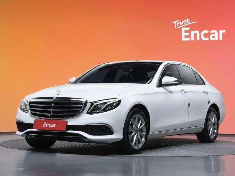 2017 Mercedes-Benz E-Class E300 4MATIC Exclusive photo 1