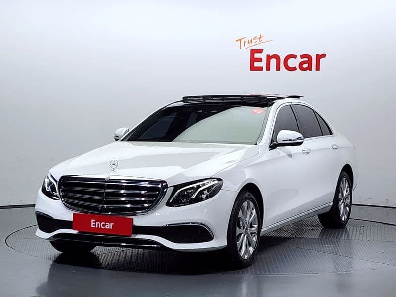 2017 Mercedes-Benz E-Class E300 4MATIC Exclusive photo 1