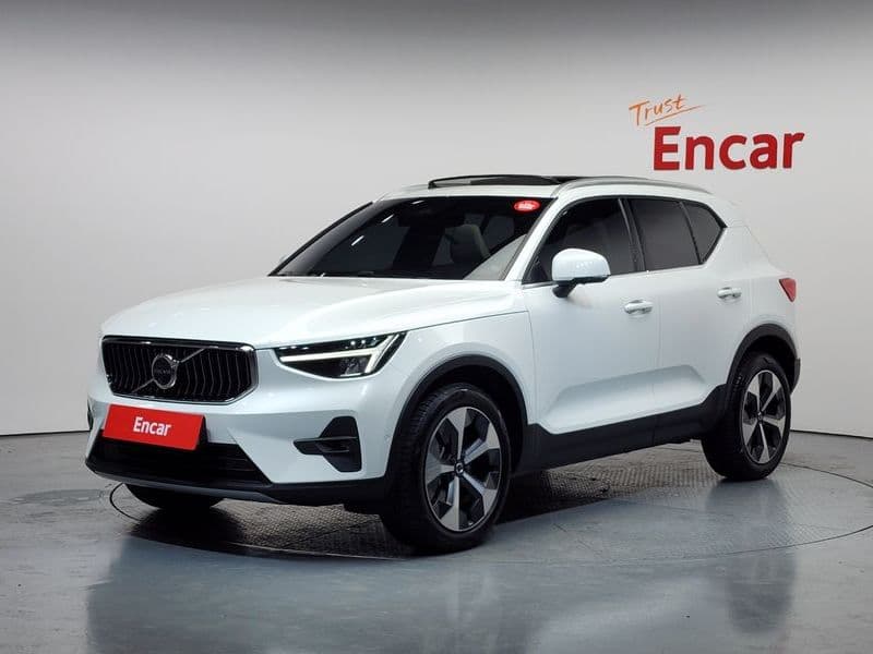 2023 Volvo XC40 B4 Ultimate Bright photo 1