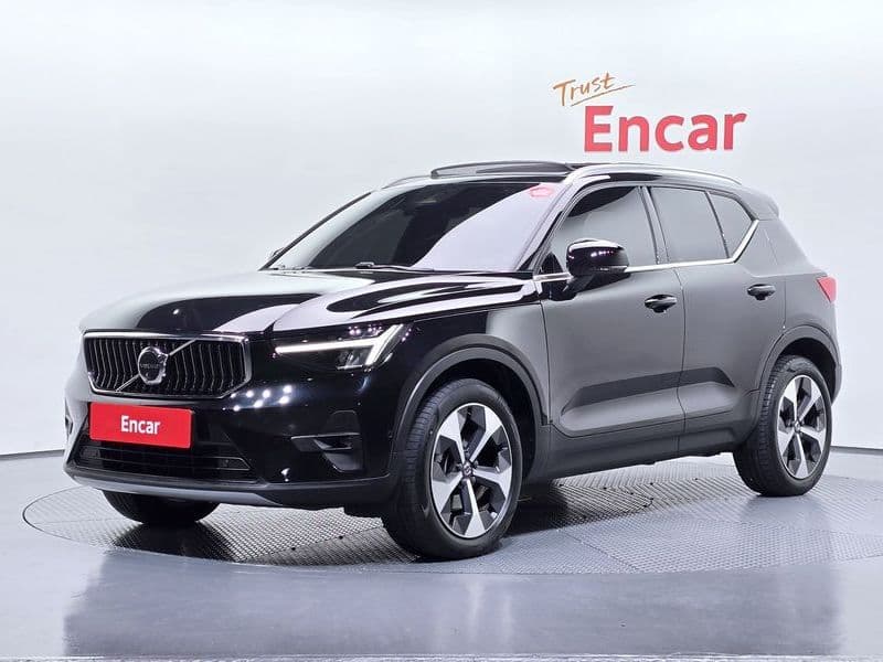 2023 Volvo XC40 B4 Ultimate Bright photo 1